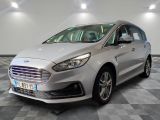 la voiture argentée est garée sur le sol à carreaux d'une pièce