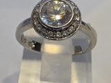 gros plan d'une bague en diamant sur une surface claire