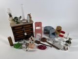 un grand nombre d'objets posés sur une table
