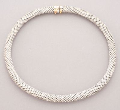 un collier en argent et en or muni d'un fermoir, sur fond blanc