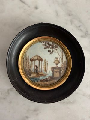 une photo d'un tableau posé sur une assiette posée sur une table