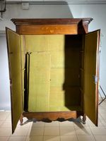 Armoire en noyer mouluré de réserves ouvrant à deux vantaux … (photo 5)