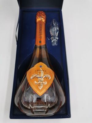 une image représentant une bouteille de champagne dans une boîte bleue