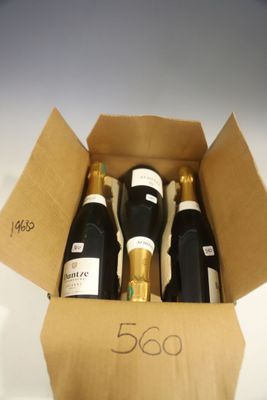 six bouteilles de vin dans un carton sur une table