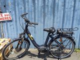 un vélo garé près d'un mur bleu