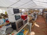 de nombreux micro-ondes et autres appareils électroménagers sous une tente