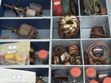 une boîte bleue posée par terre et remplie d'objets divers