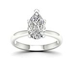une bague de fiançailles en or blanc sertie d'un diamant taille poire