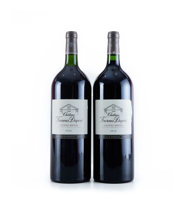 deux bouteilles de vin assises l'une à côté de l'autre