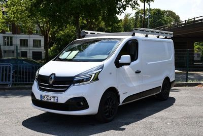une camionnette blanche garée sur le parking