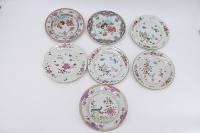 six assiettes ornées de motifs floraux sont disposées sur un fond blanc