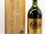 une bouteille de vin posée à côté d'une caisse en bois