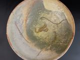 un bol marron et vert orné d'un serpent