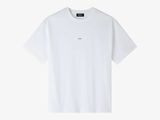 un t-shirt blanc avec un petit logo sur la poitrine