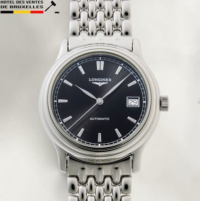 une photo d'une montre Longines avec un cadran noir et un bracelet argenté