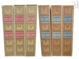 quatre livres sont empilés sur une surface blanche