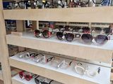 de nombreux verres sur les étagères du magasin