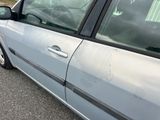 une voiture garée sur le côté de la route