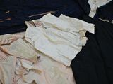 une pile de vêtements sur un lit