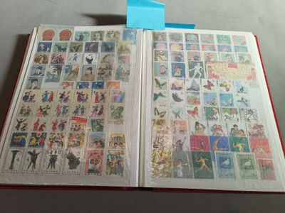 un livre ouvert avec des timbres, posé sur une table