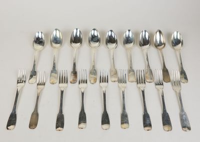 beaucoup de cuillères et de fourchettes en argent sur la table