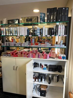 un magasin dont les rayons regorgent de produits