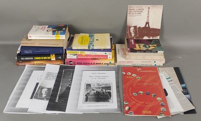plusieurs livres sont empilés sur une table