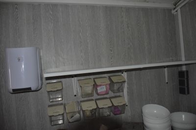 Une étagère mélaminé blanc, un dévidoir essui main, lot de pot pvc de 