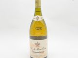 une bouteille de vin posée sur une table