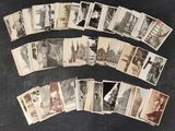 plusieurs vieilles photographies en noir et blanc de personnes et de bâtiments sur une table