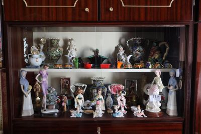 de nombreuses figurines exposées dans une vitrine