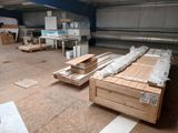 de nombreuses caisses de bois posées sur le sol d'un entrepôt