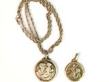 collier et pendentif représentant un homme et une femme sur fond blanc