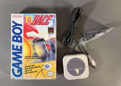 La Game Boy est posée sur la table, à côté de la boîte.