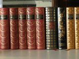 un grand nombre de livres posés sur une table