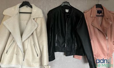 trois vestes en cuir accrochées au mur, sur des cintres
