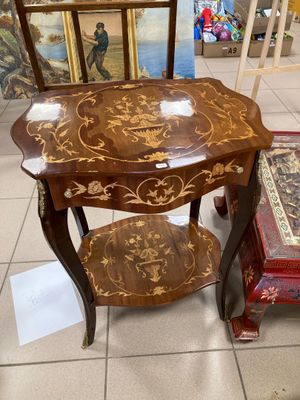 une table avec deux chaises et une table sur laquelle est posé un tableau