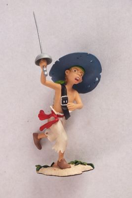 une figurine représentant un homme coiffé d'un chapeau et tenant une épée à la main