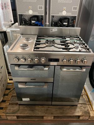 a stove that is sitting on a pallet in a warehouse