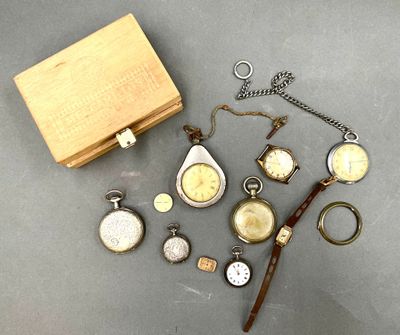 de nombreux types de montres de poche sur la table