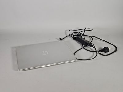 un ordinateur portable et des écouteurs posés sur une table