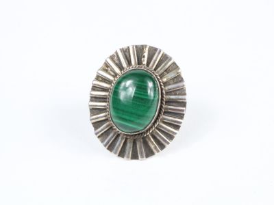 Gros plan sur une bague contenant une pierre verte
