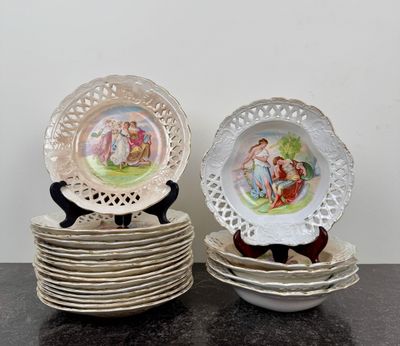 plusieurs assiettes empilées sur une table