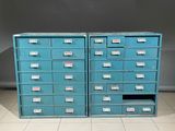 une paire de classeurs bleus portant des étiquettes, dans une pièce