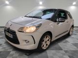 la petite voiture blanche est garée sur un sol en damier