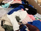 une boîte en carton remplie de vêtements en solde