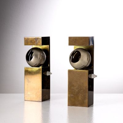 deux objets métalliques posés sur une table
