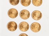 gros plan d'un paquet de pièces d'or sur une surface blanche