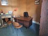 un bureau et une chaise dans une pièce dotée d'une cheminée