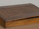 une vieille boîte en bois posée sur une table marron